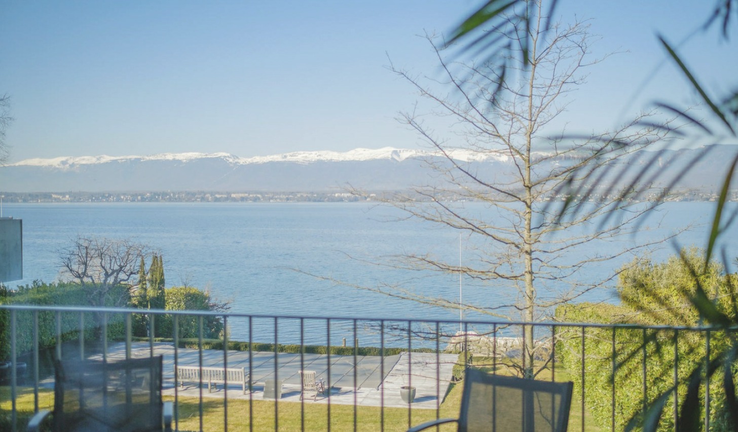 LakeFront Villa - Photo 2
