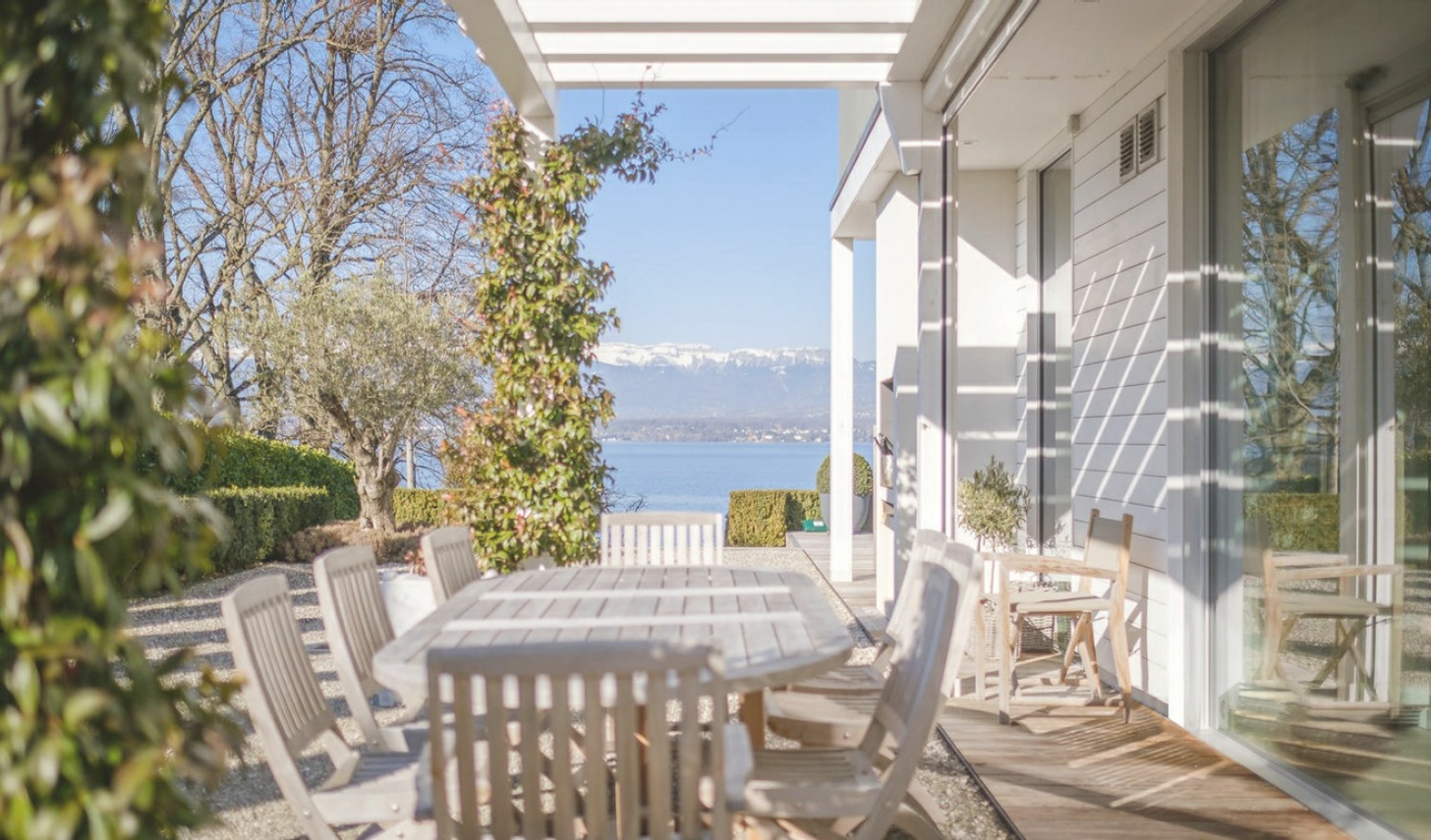 LakeFront Villa - Image 1